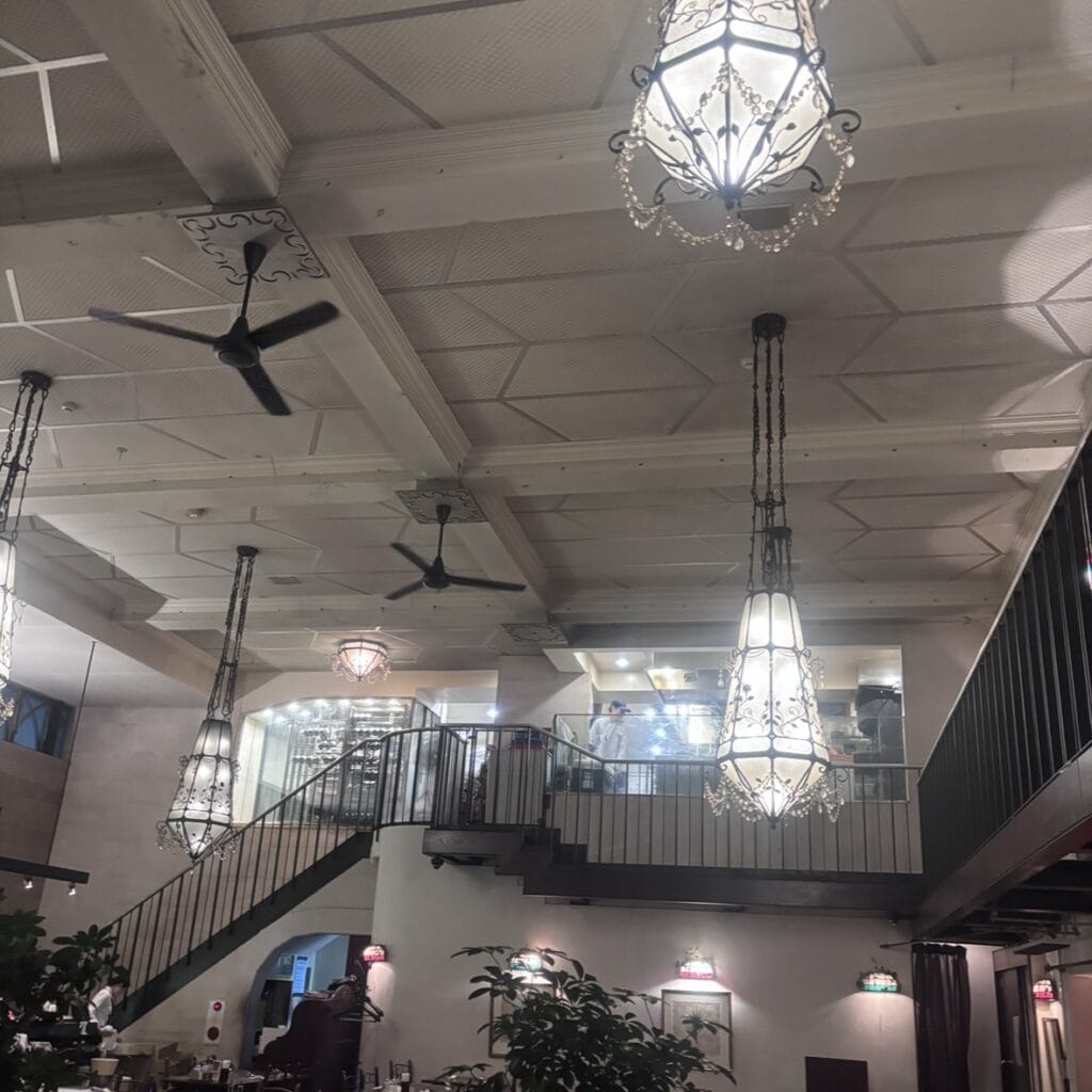 映画のワンシーンに迷い込んだような店内と外観