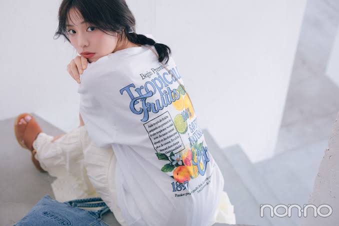菊地姫奈の大学生の一週間コーデ、月曜日のバックプリントTスタイル