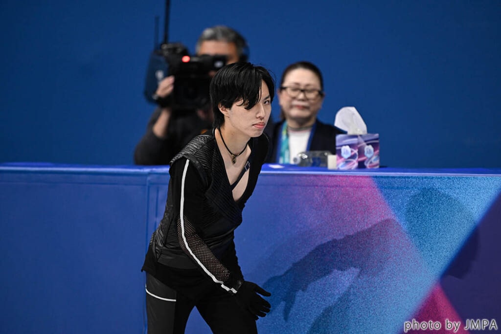 ミラノ五輪フィギュアSPでの三浦佳生(みうらかお)選手が演技に向かう姿