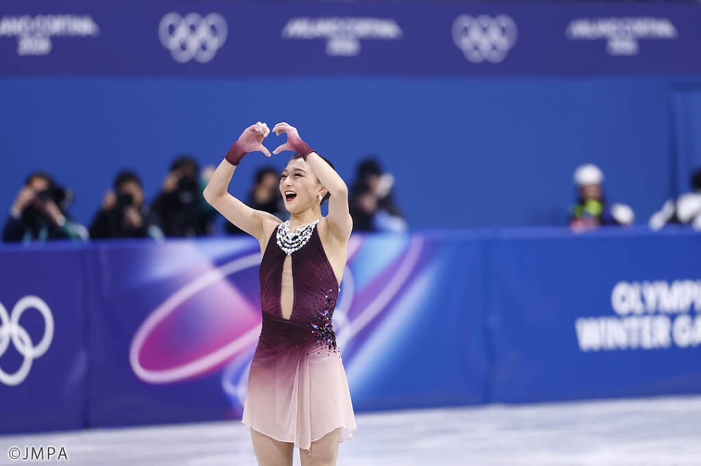 坂本花織。ミラノ五輪フィギュア団体戦フリー演技後にハートを贈る姿