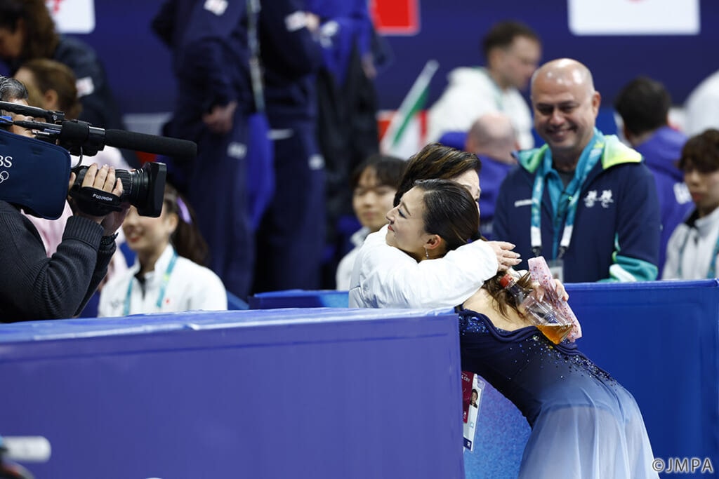 ミラノ五輪フィギュア団体戦で、SP演技後、中野園子コーチの胸に飛び込む坂本花織