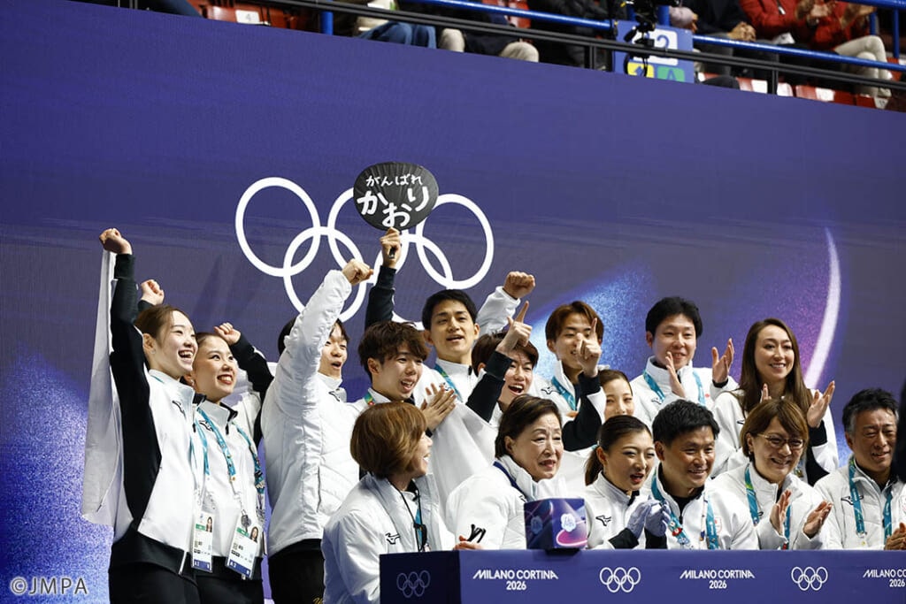 ミラノ五輪フィギュア団体戦で、坂本花織選手の得点を待つチームジャパン