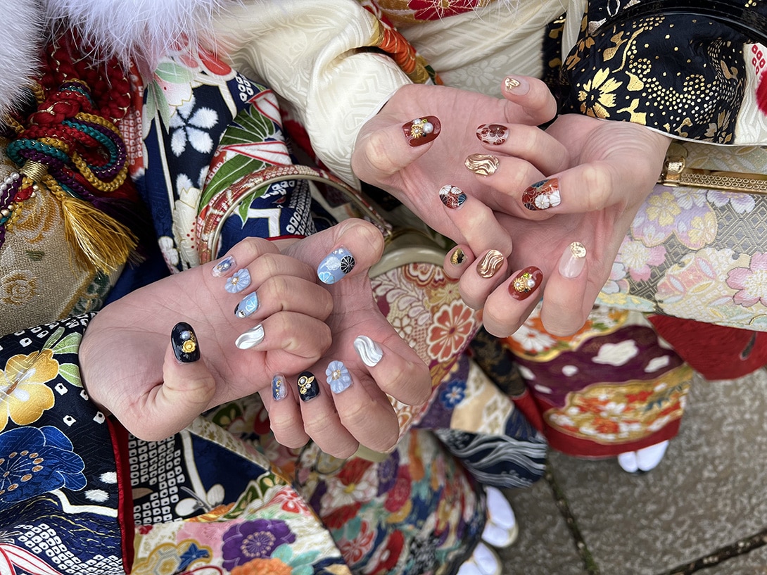 振袖を着た成人式ネイルの手元2人　おそろいのネイルデザイン