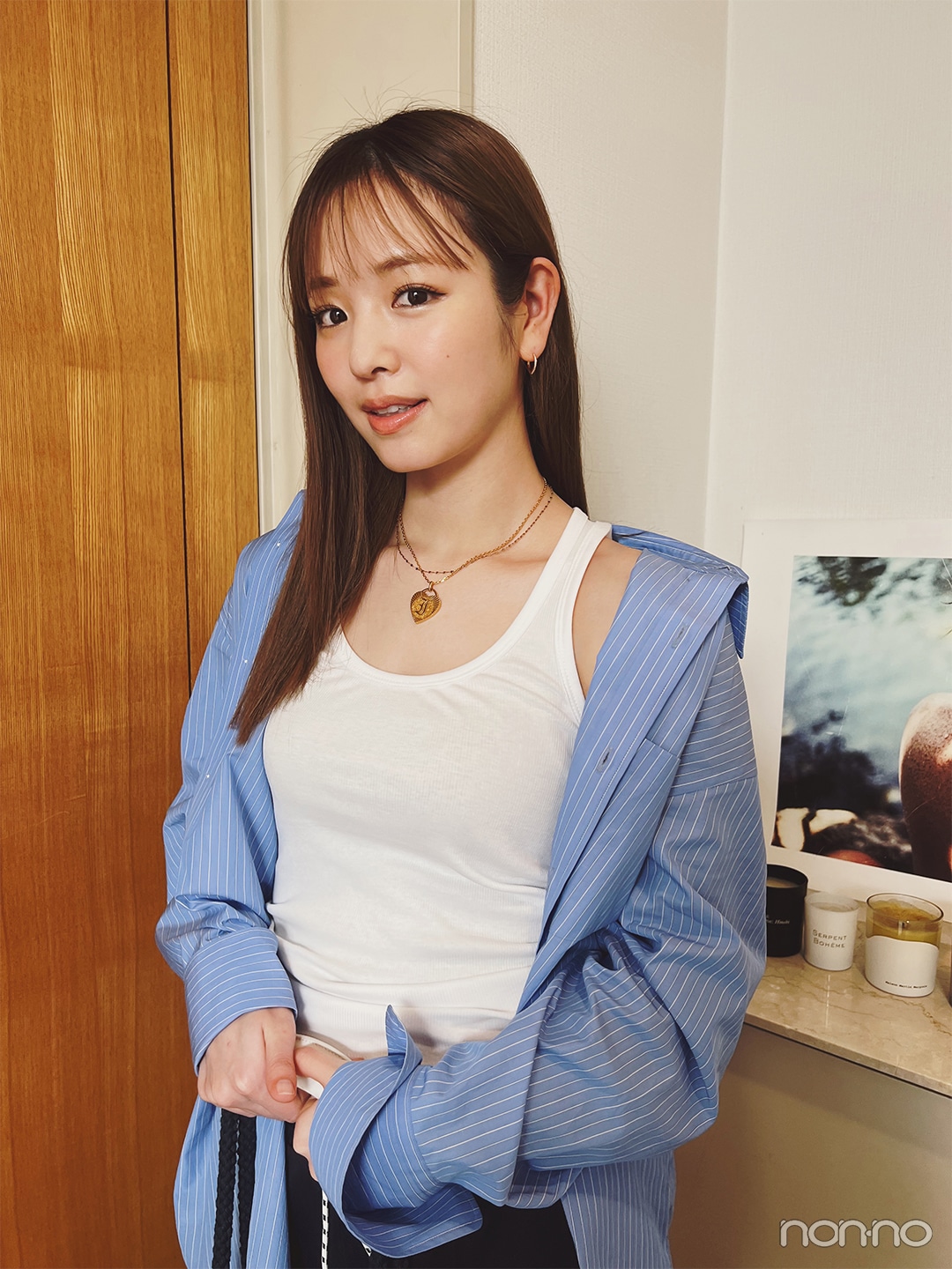 私服コーデでネックレスを重ねづけする横田真悠の寄りカット