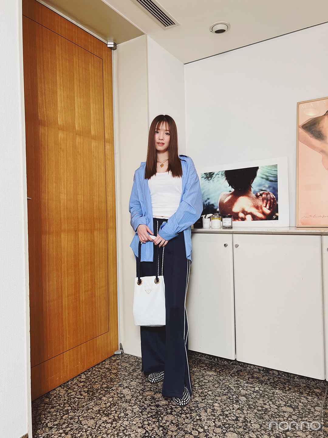 オーラリーのシャツとロザリームーンのパンツを着た横田真悠の全身カット