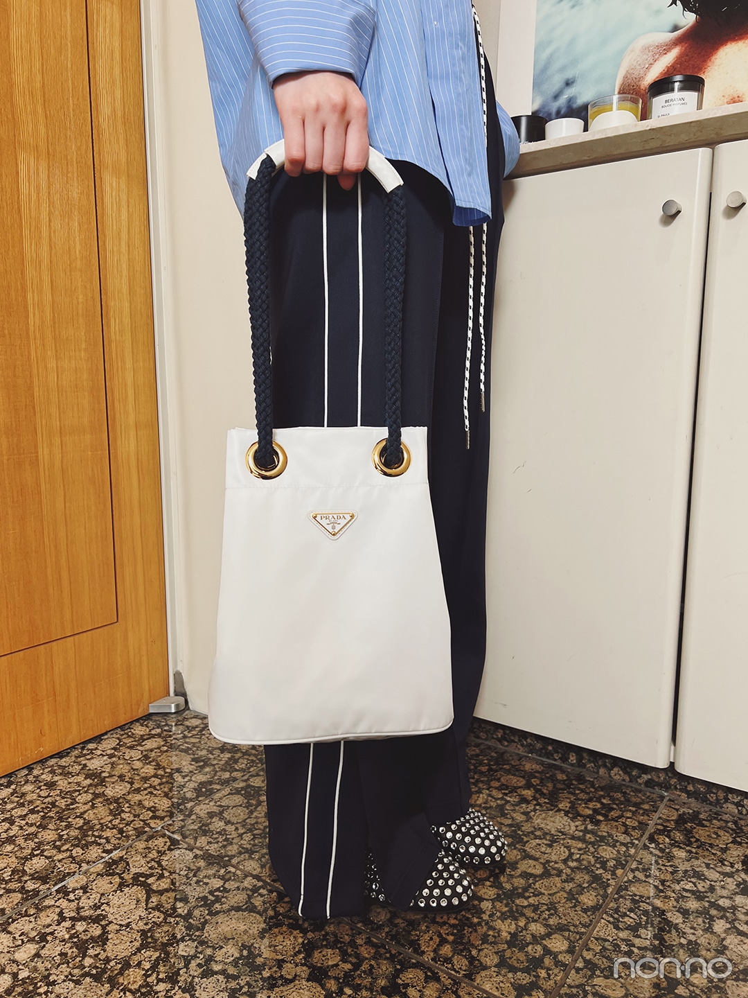 プラダのバッグを持つ横田真悠の寄りカット