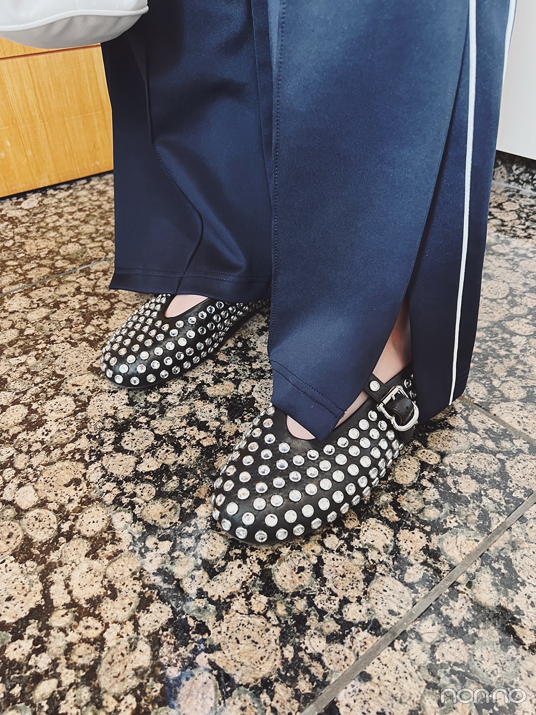 アライアの靴をはいた横田真悠の足もとカット