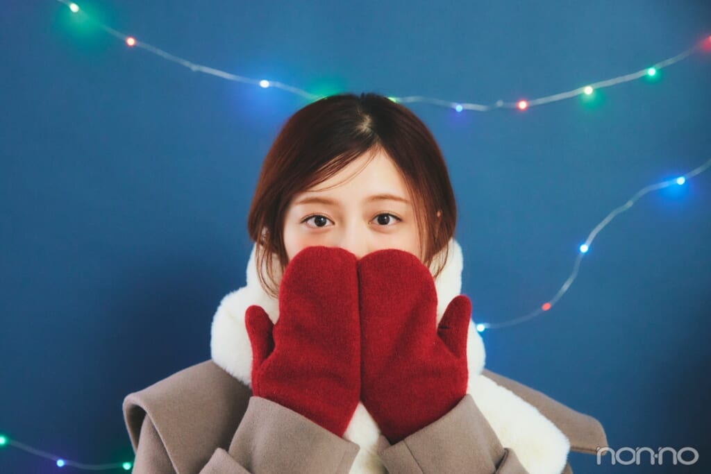 可愛い冬のデートコーデのポイント　手袋をつけた女性