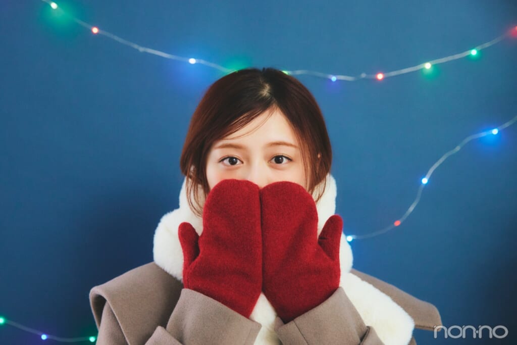 手袋を付けた紺野彩夏