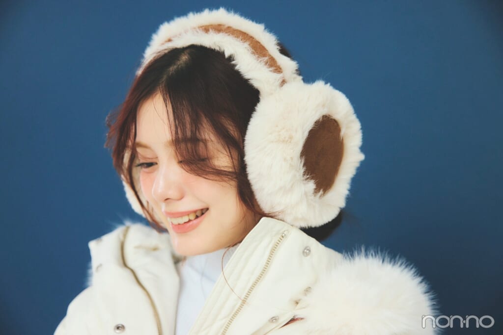 暖かポイントのイヤマフをつけた紺野彩夏