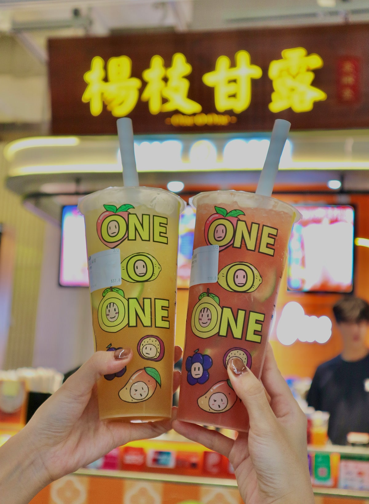 香港『One O One』の前で持つフルーツティー