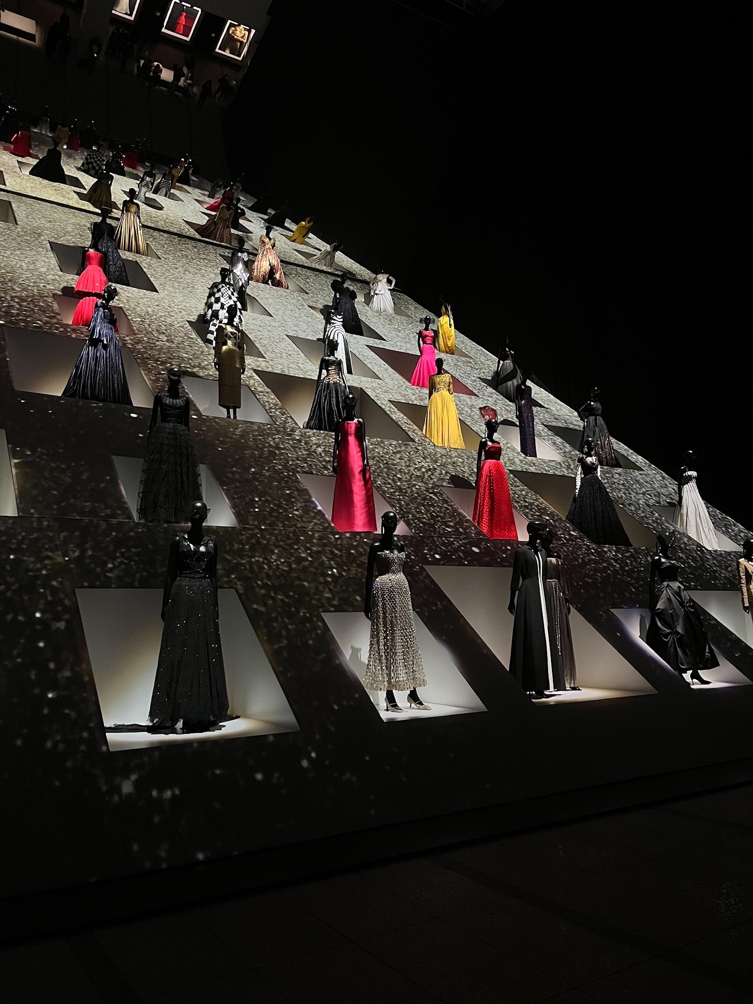 「クリスチャン・ディオール、夢のクチュリエ」展　ひな壇①