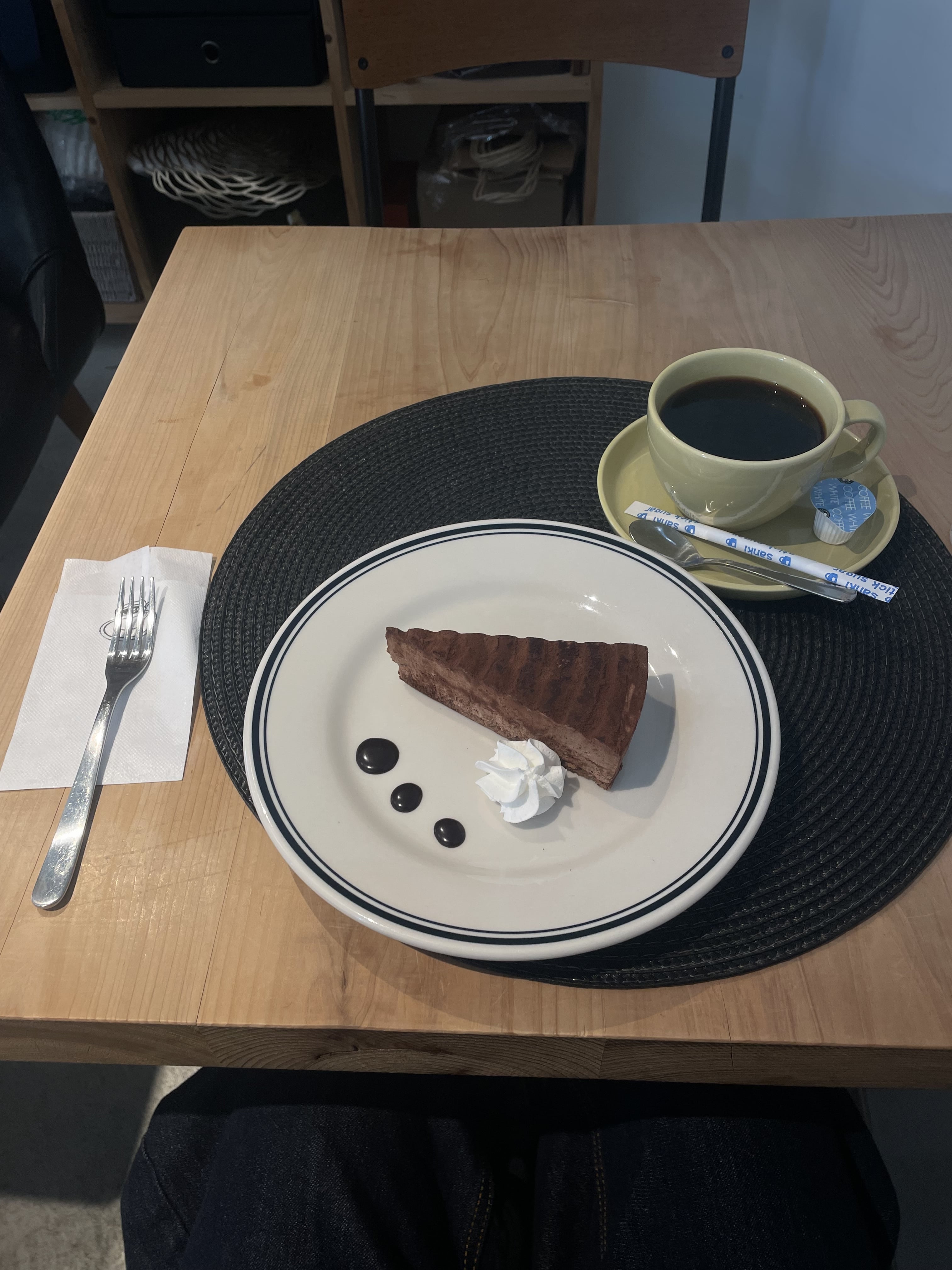 クーベルチュールチョコレートケーキとコーヒー