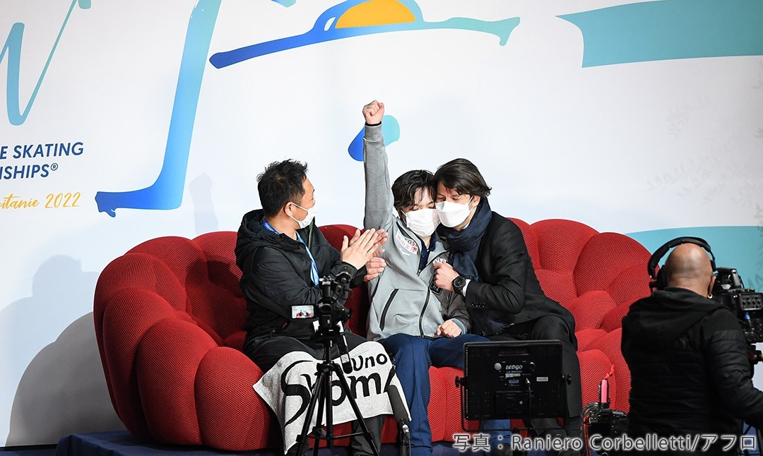 2022年世界選手権で優勝した宇野昌磨選手のキス＆クライはランビエールコーチ、トレーナーの出水慎一さんとともに