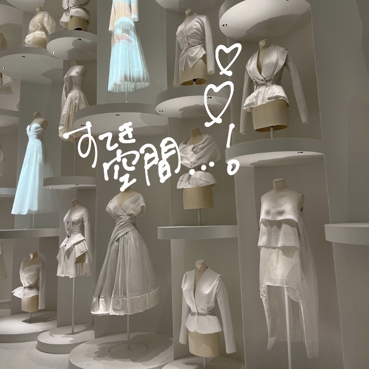 真っ白なお洋服たちが並んでいます。