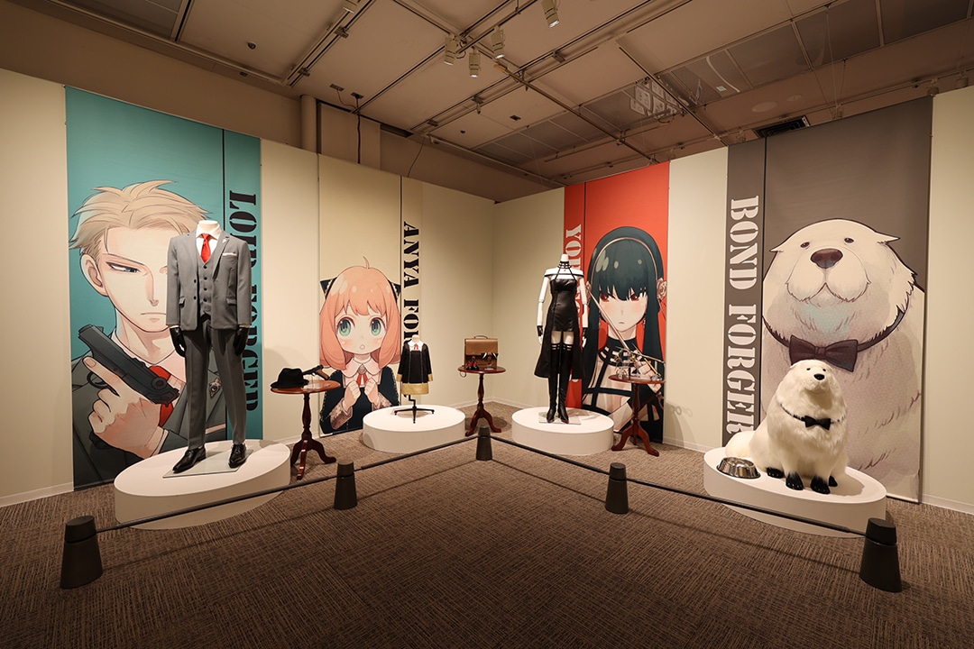 「SPY×FAMILY展」キャラクターの衣装や小道具の展示コーナー