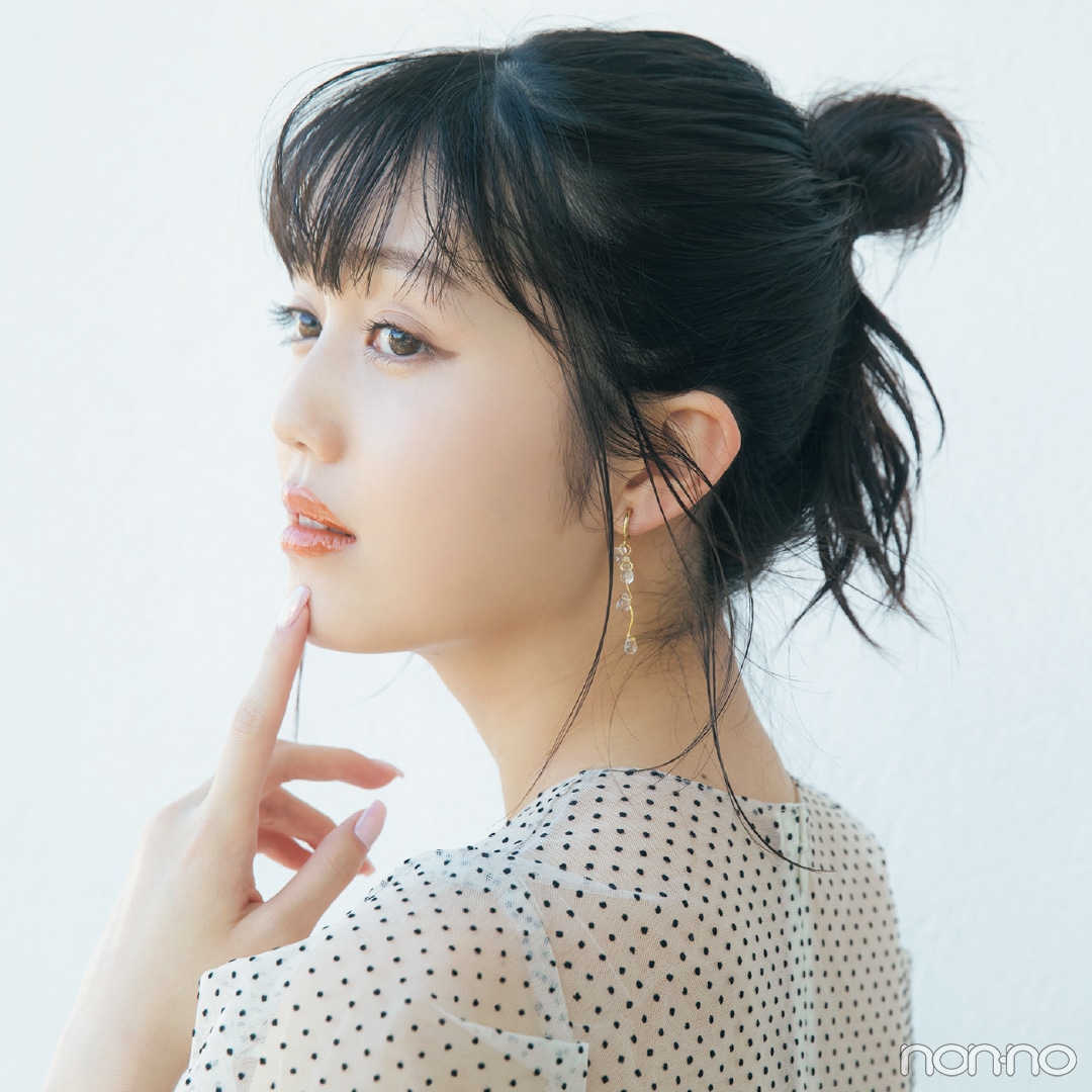 後れ毛でニュアンスヘアアレンジの松川菜々花