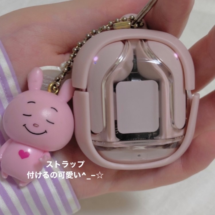 イヤホンにストラップを付けている画像