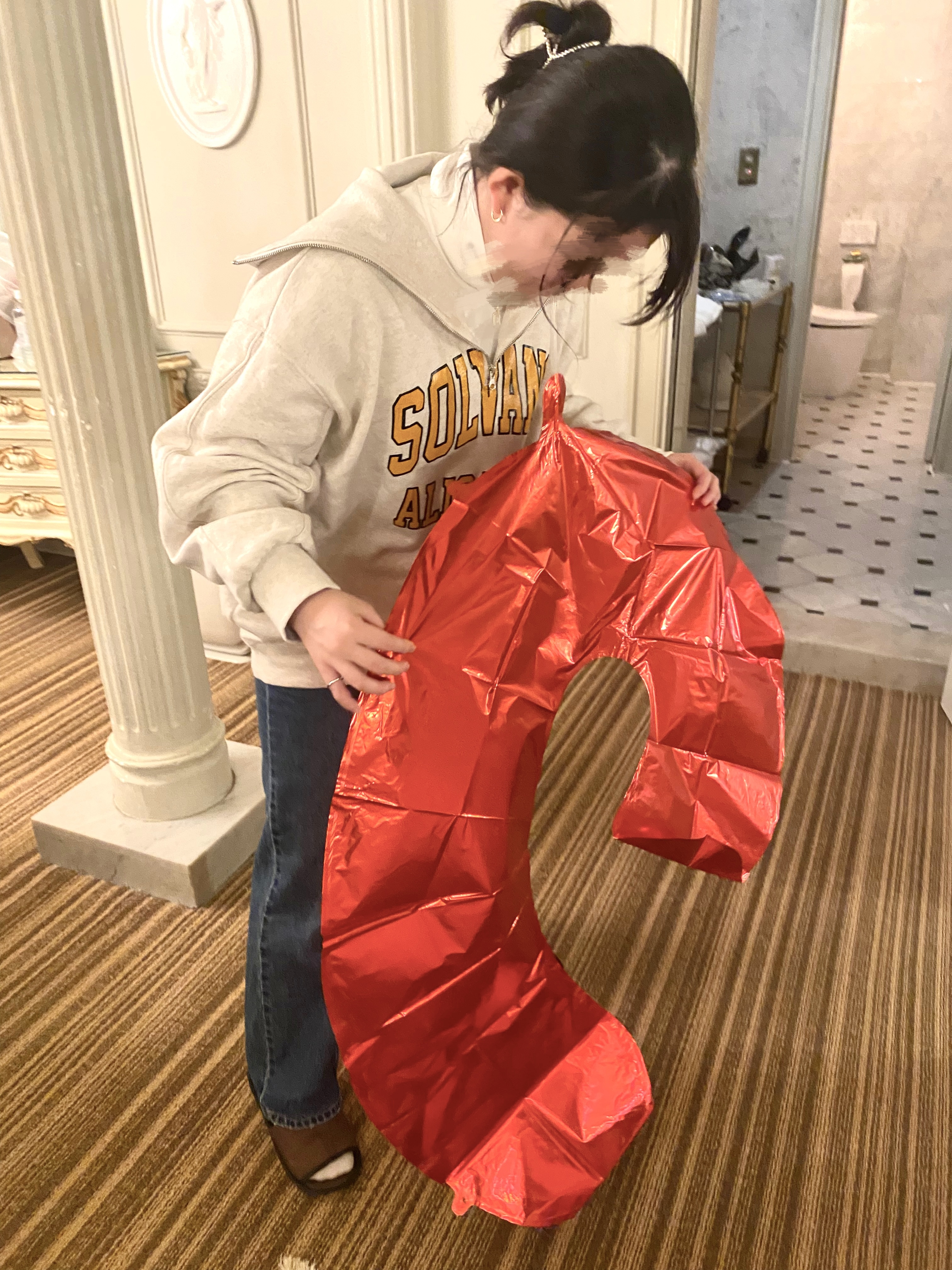 風船に空気を入れるひなちゃん