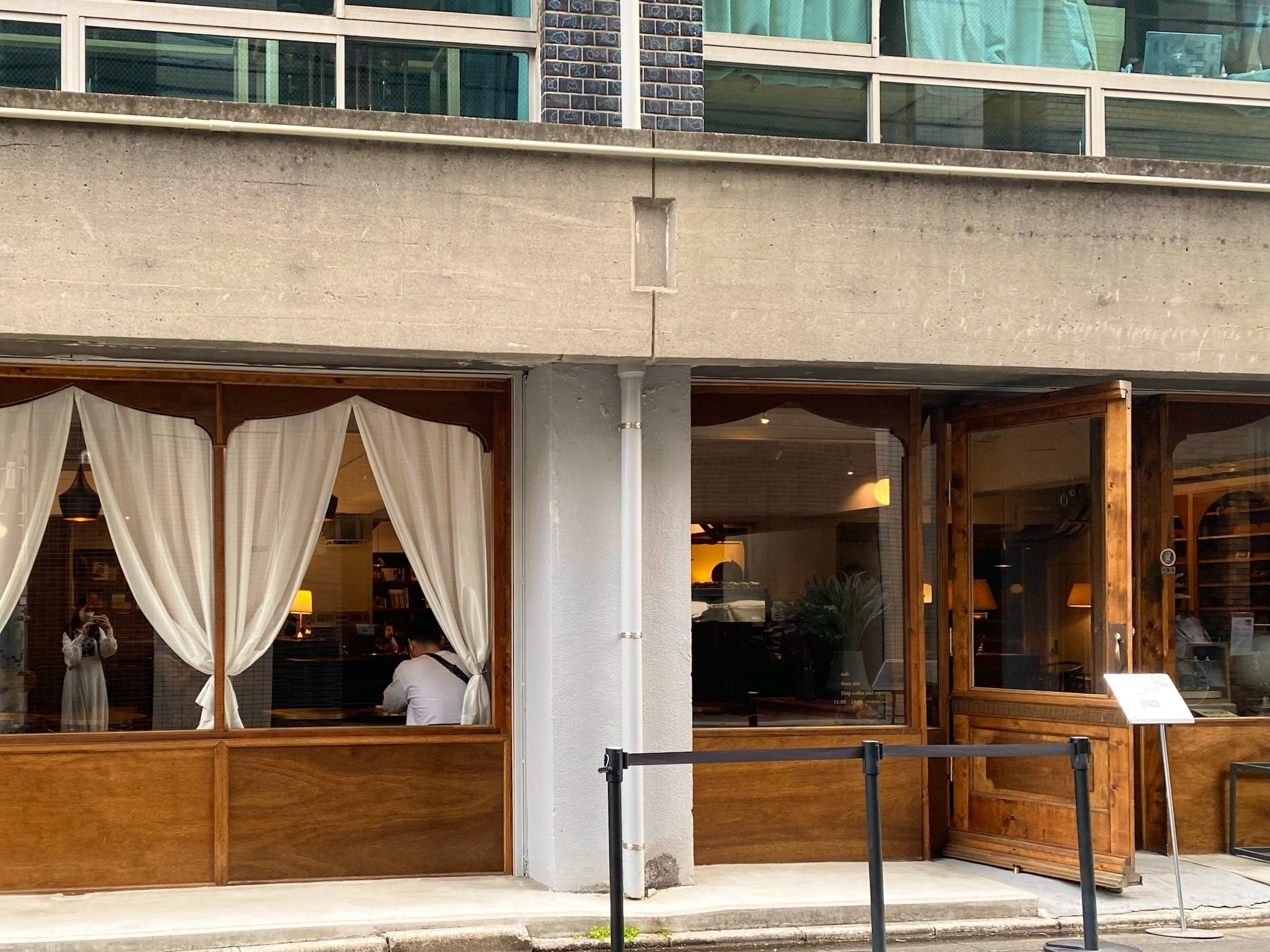 蔵前にあるカフェ「from afar」の店構え
