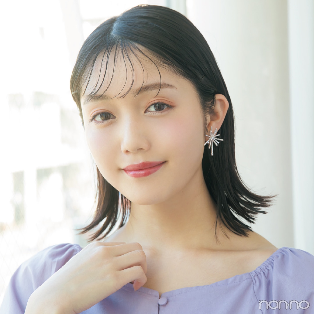 透け前髪＋オイルで束感を強調したヘアアレンジの松川菜々花