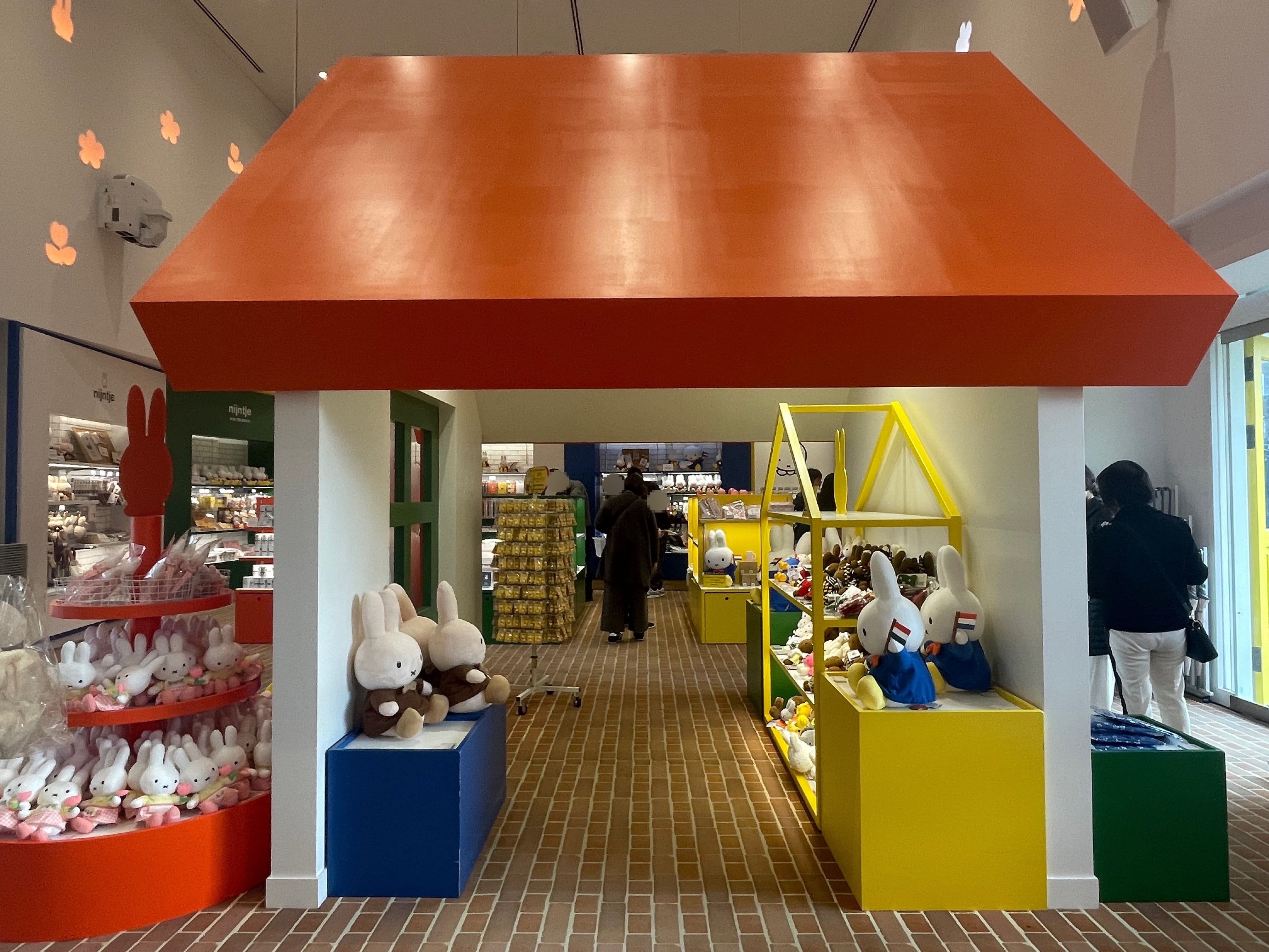 ハウステンボス アムステルダムシティ nijintje（ナインチェ） 内観 家のような陳列棚