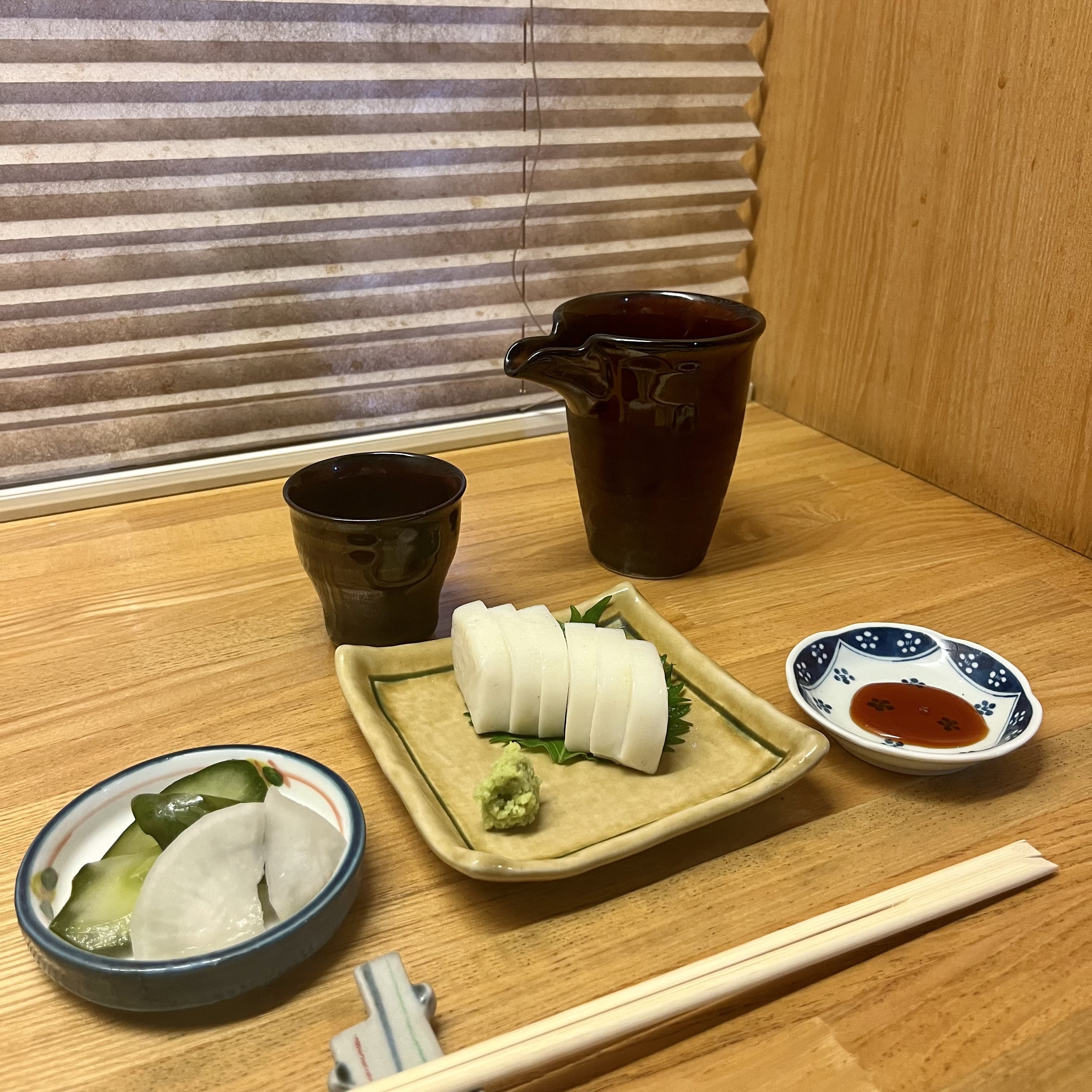 蕎麦屋の飲み方　日本酒と板わさ