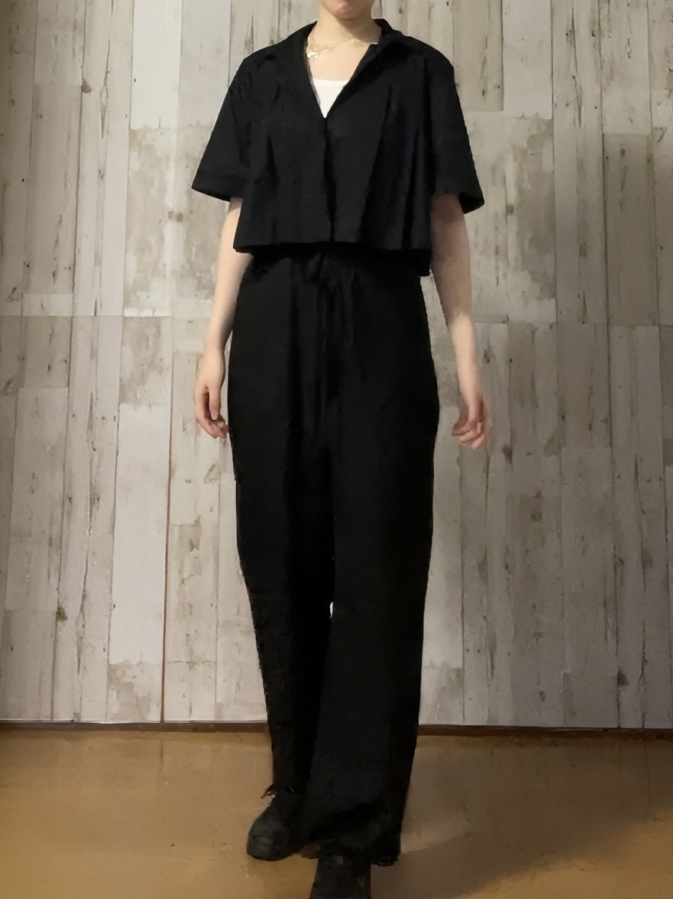 クロップドプリーツポプリンシャツ(ブラック)×ブラックパンツのコーデ