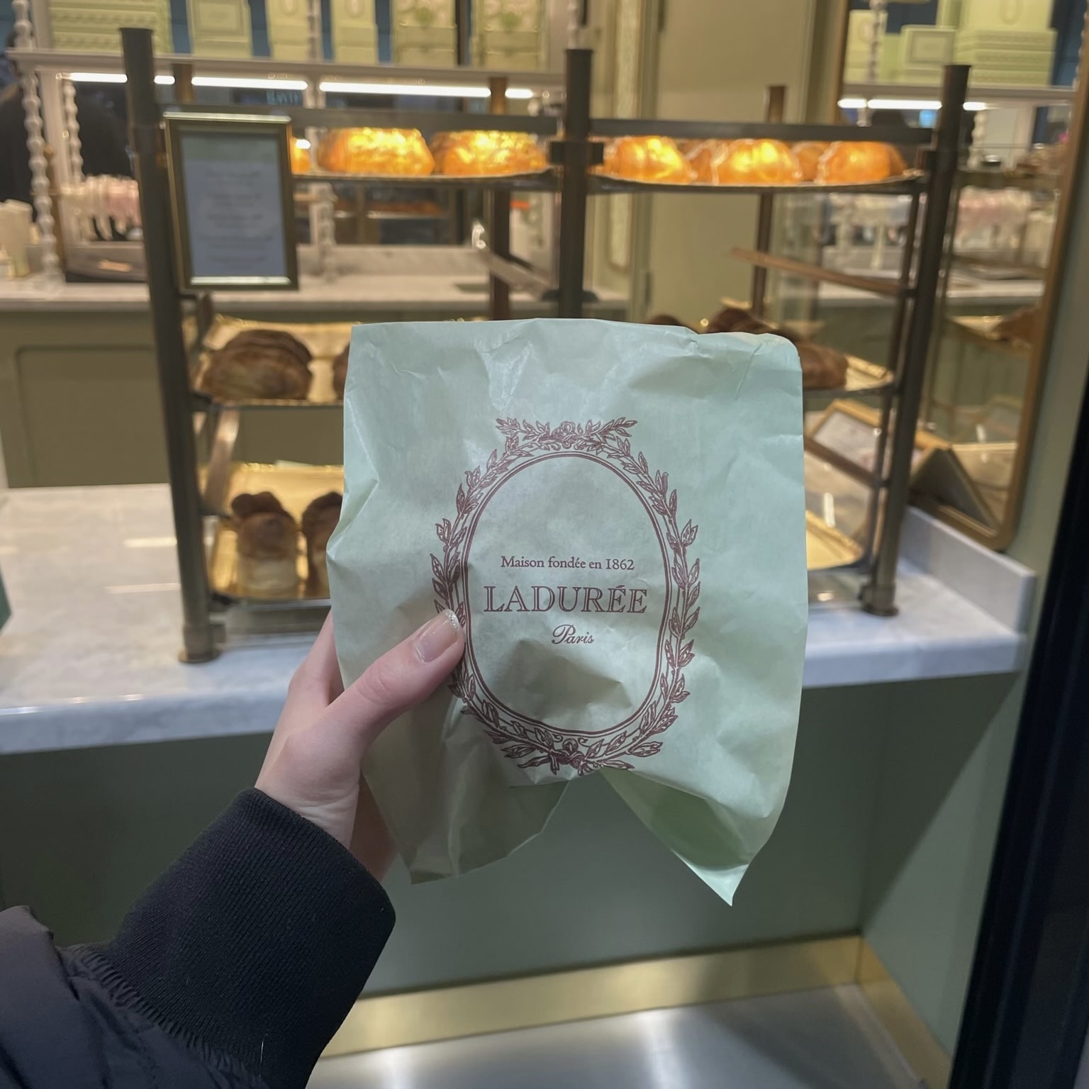 フランス　パリ　ラデュレ　パン　テイクアウト