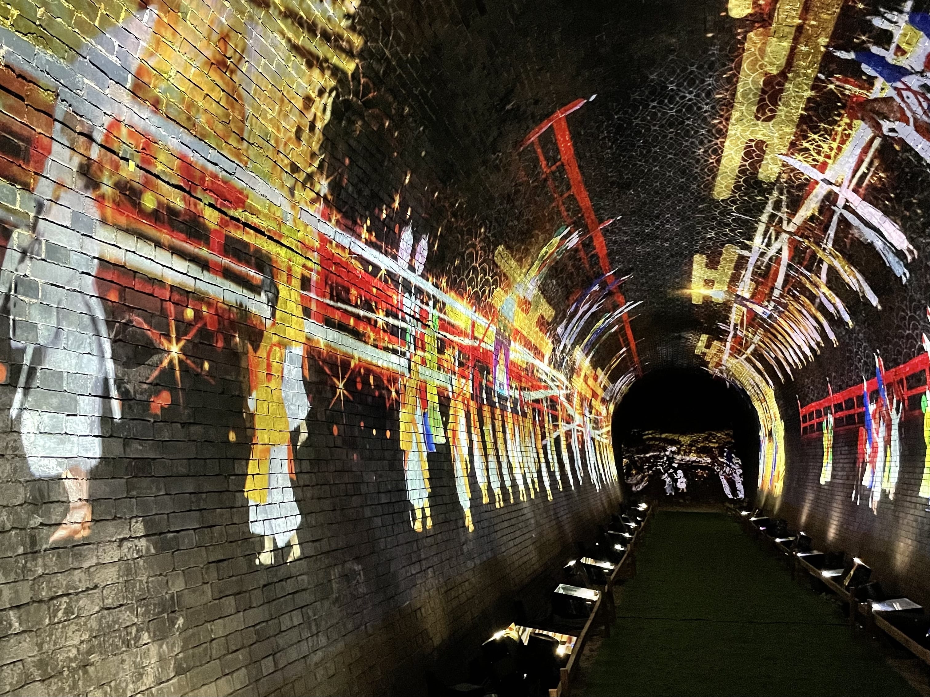 プロジェクションマッピング 龍田古道を歩く人々の行列を映した映像