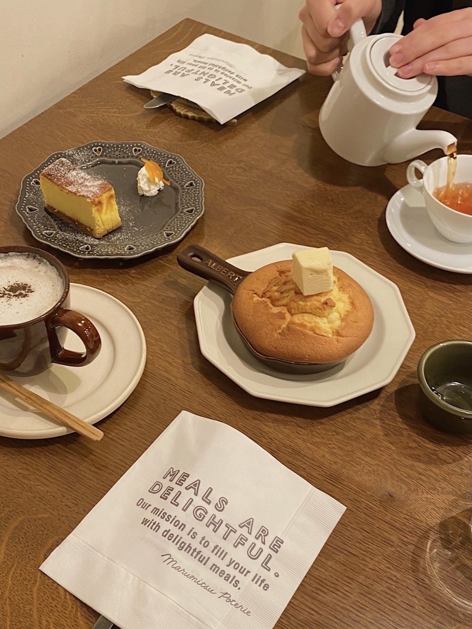 渋谷と代々木公園駅の間にあるカフェ「Meals Are Delightful」のパンケーキ ラムバターとベイクドチーズケーキ、ストレートティー、カフェラテ