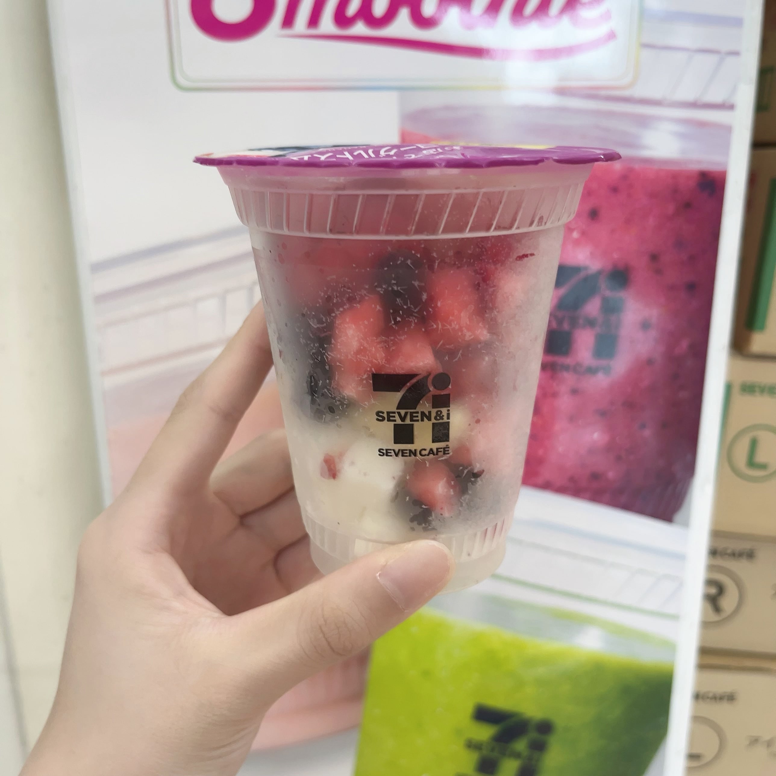 実際のダブルベリーヨーグルトスムージーの写真です！写真から、ごろごろとした果肉がびっしり詰まっているのがわかります！