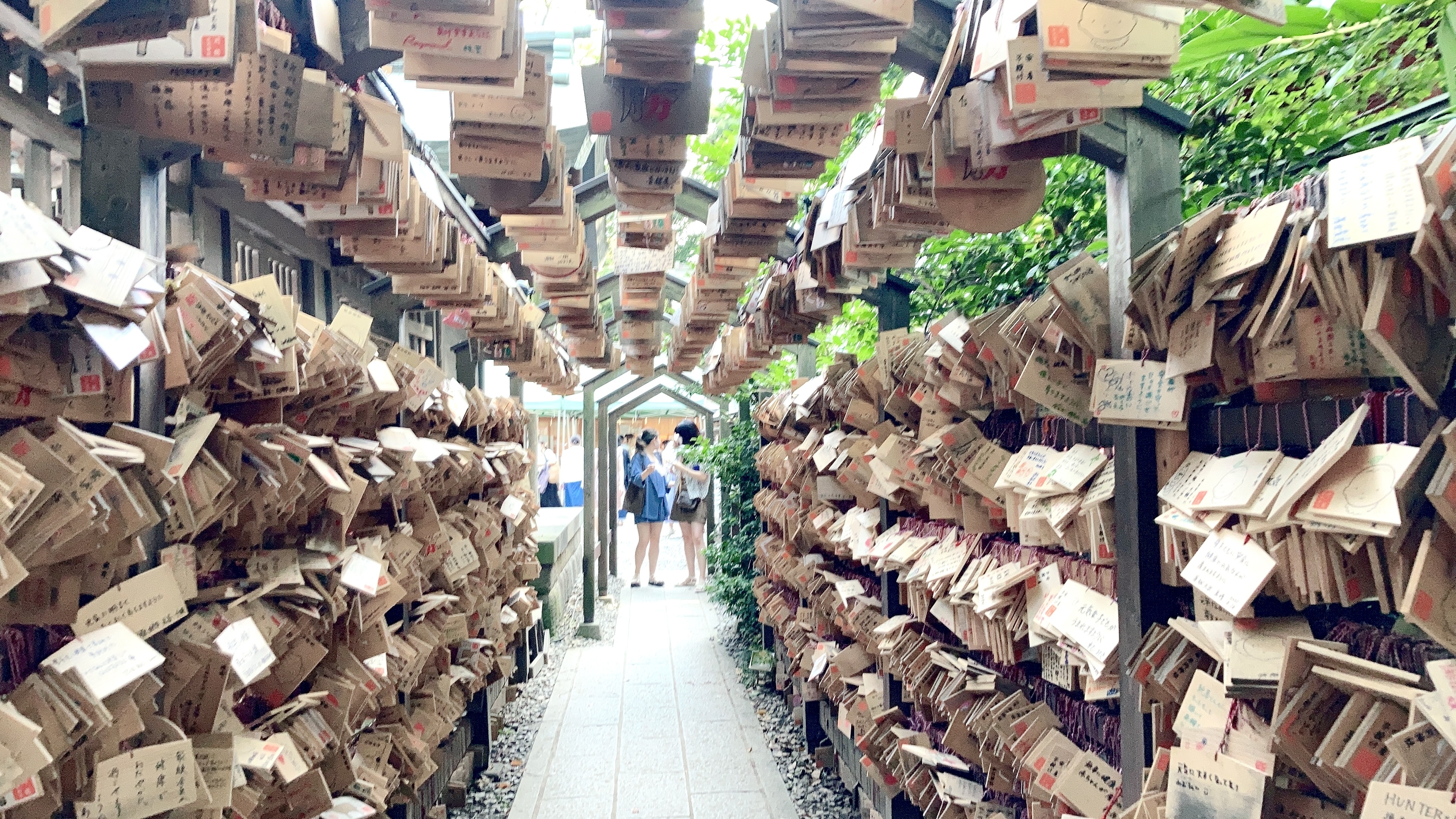 小道の両脇に絵馬が並ぶ。