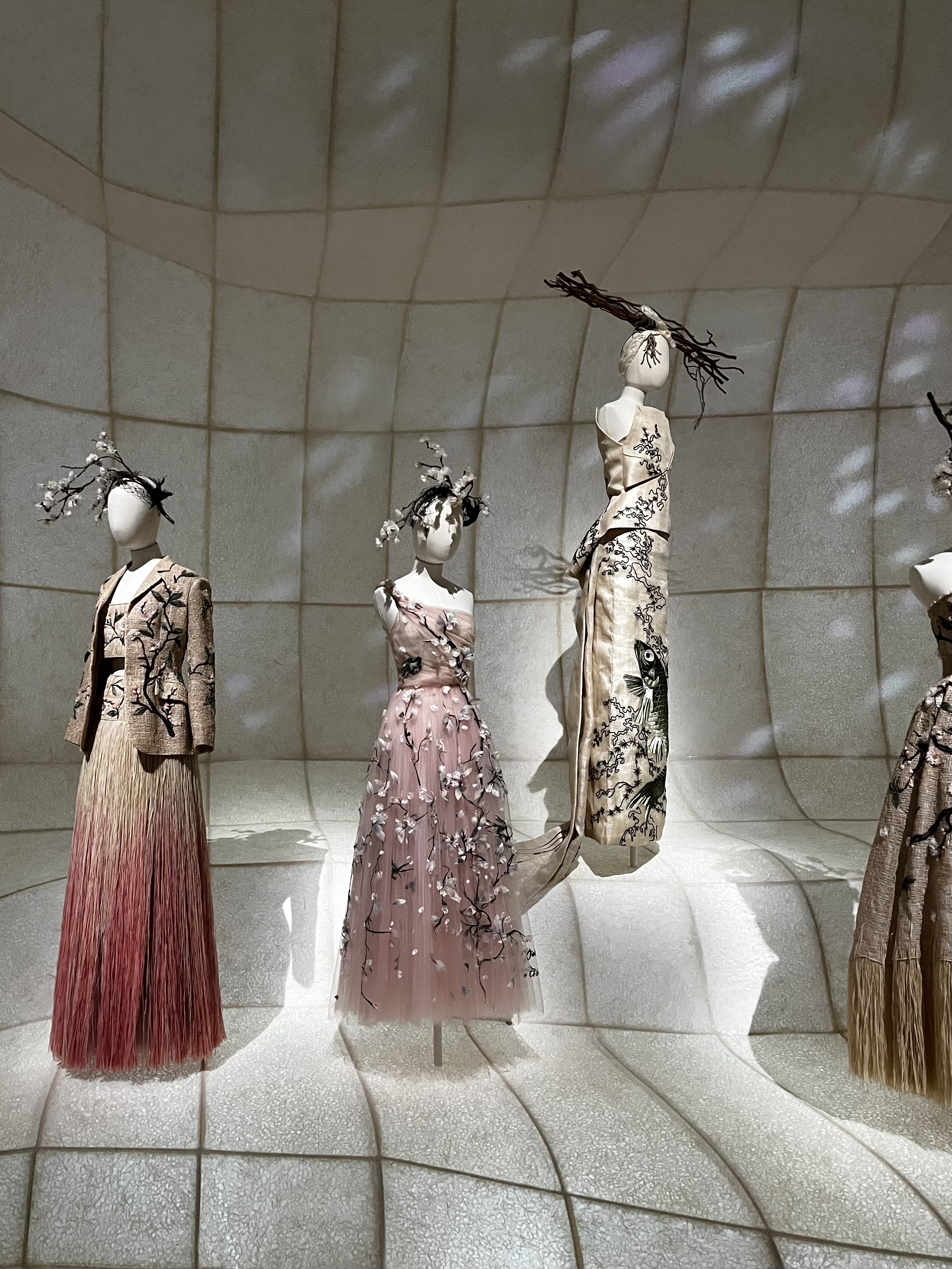 「クリスチャン・ディオール、夢のクチュリエ」展　日本　桜モチーフドレス