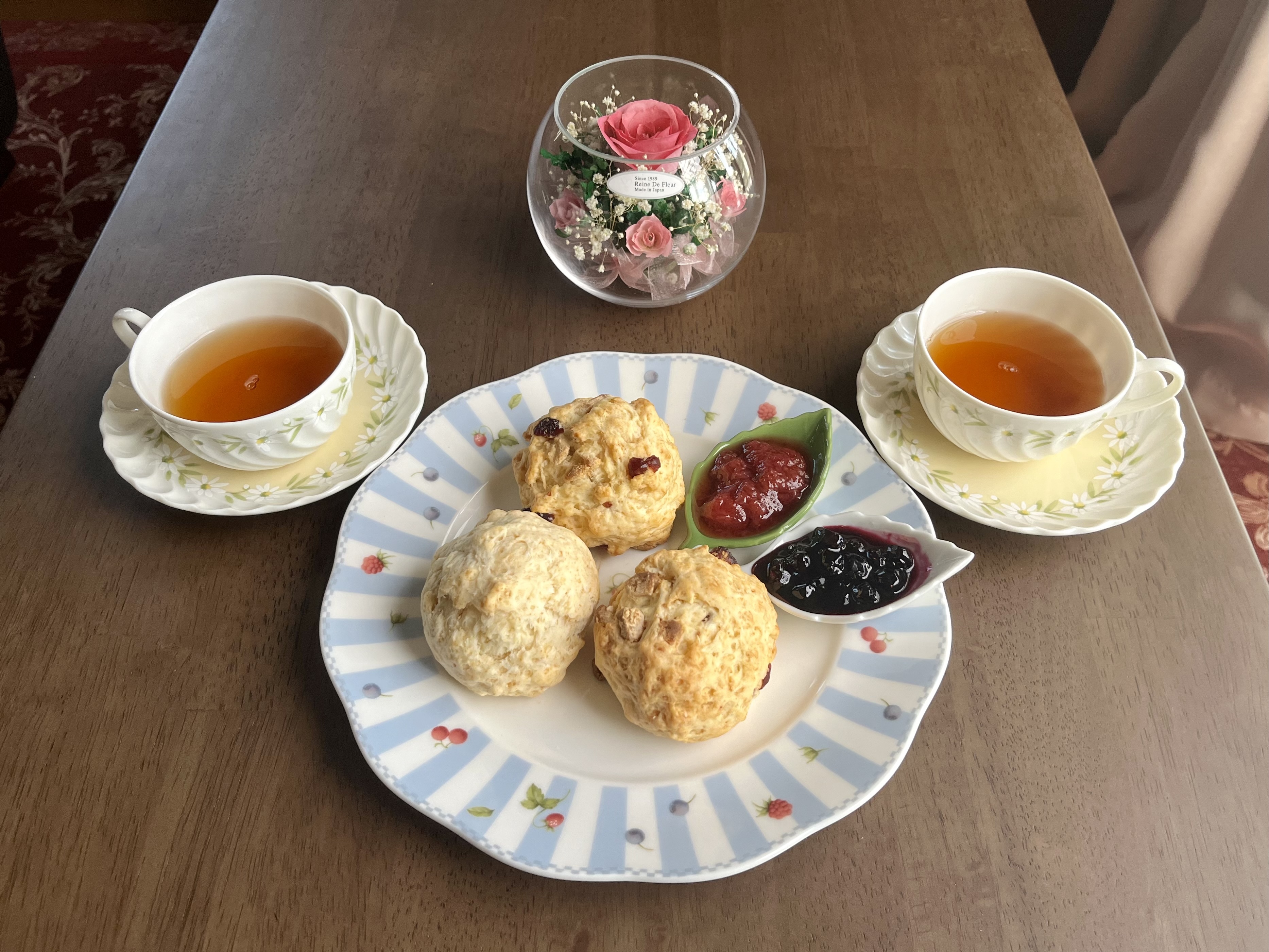 ティータイム　スコーンと紅茶