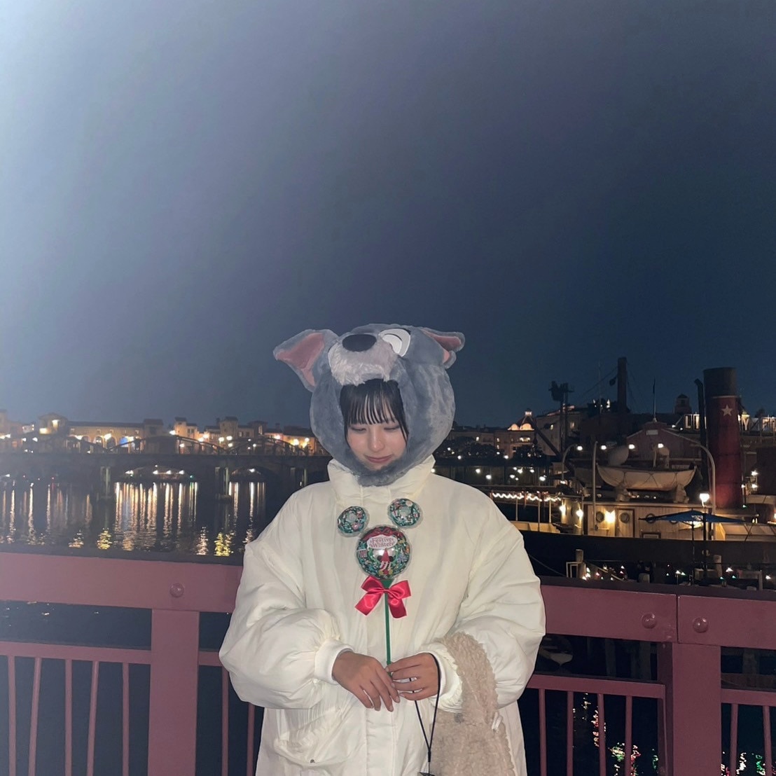 ディズニーシーで撮った白いコートを着た写真