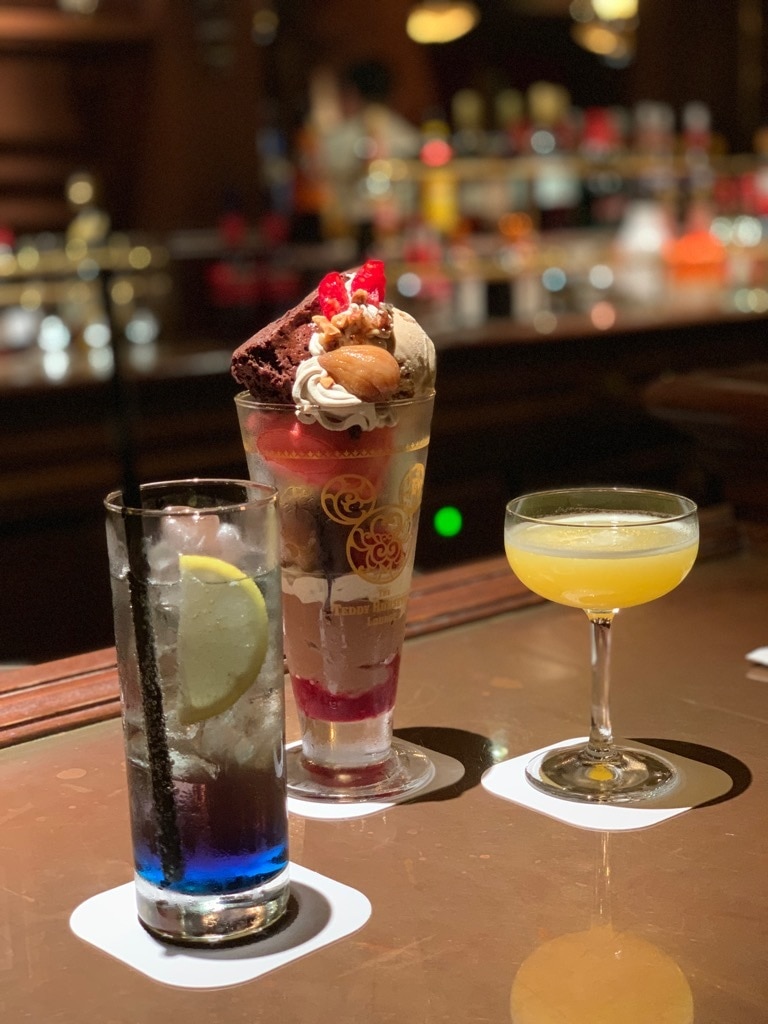 左から季節のカクテル、パフェ、シンデレラ