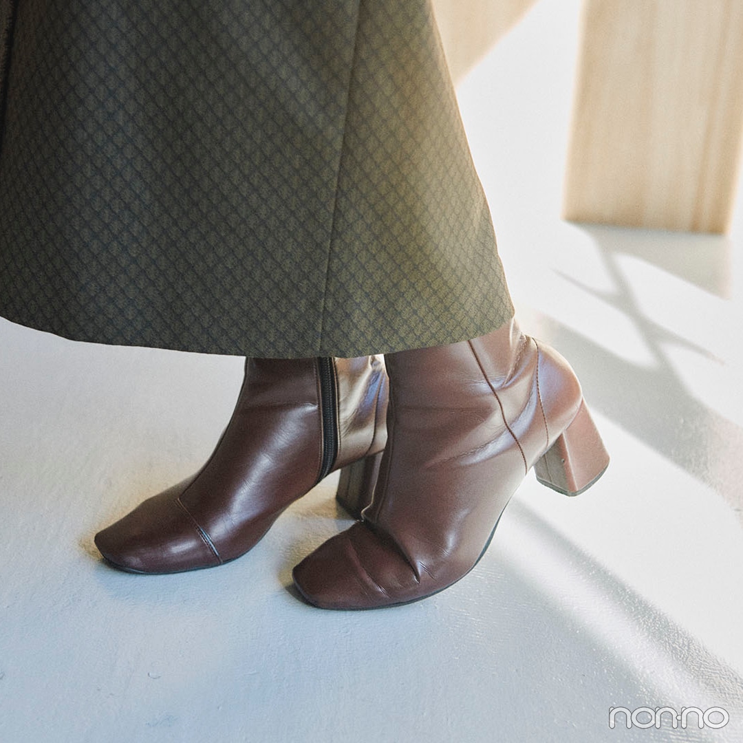 佐々木美玲の私服、靴のアップカット