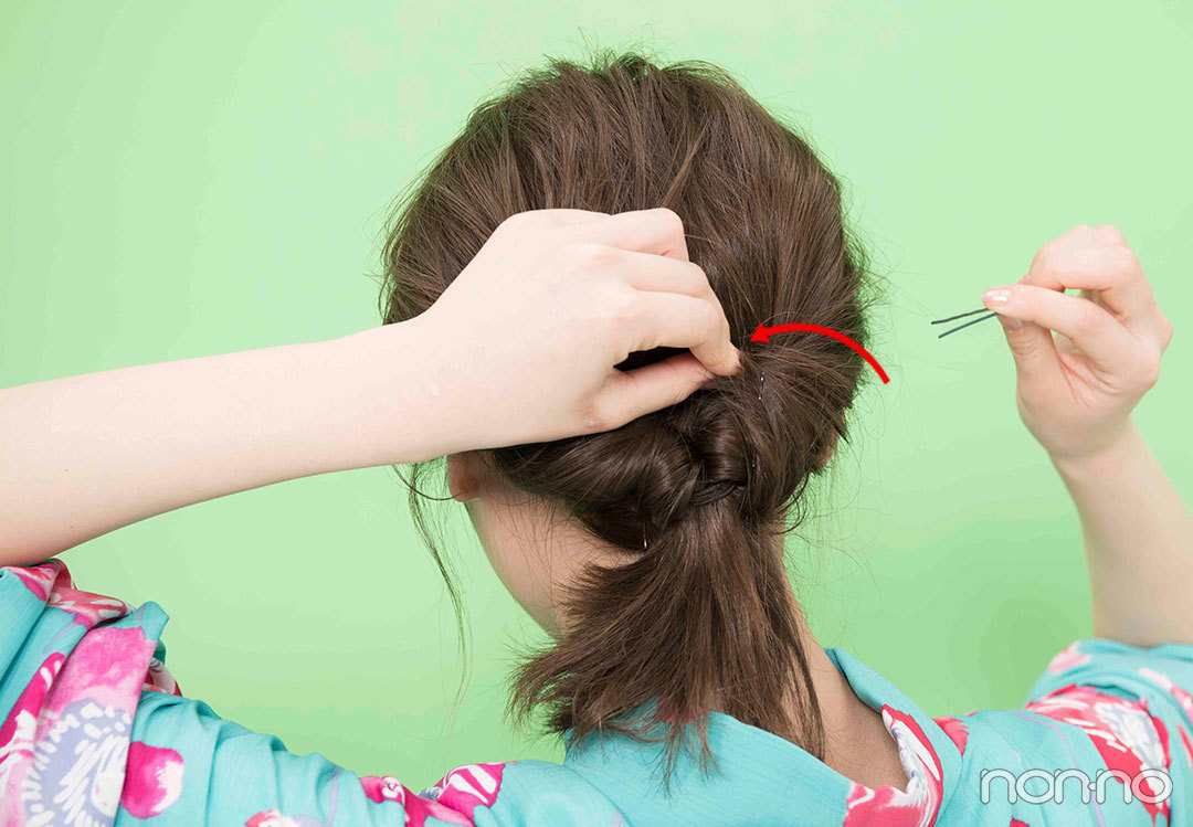 Step２. くるりんぱに毛束をかぶせる　３つに分けた毛束をひとつずつくるりんぱにかぶせる。かぶせたら中に毛先を入れ込み、ピンを指して固定。左右を先に固定し、最後に中央の毛束を固定すると仕上がりがきれい。髪飾りをつけて完成。