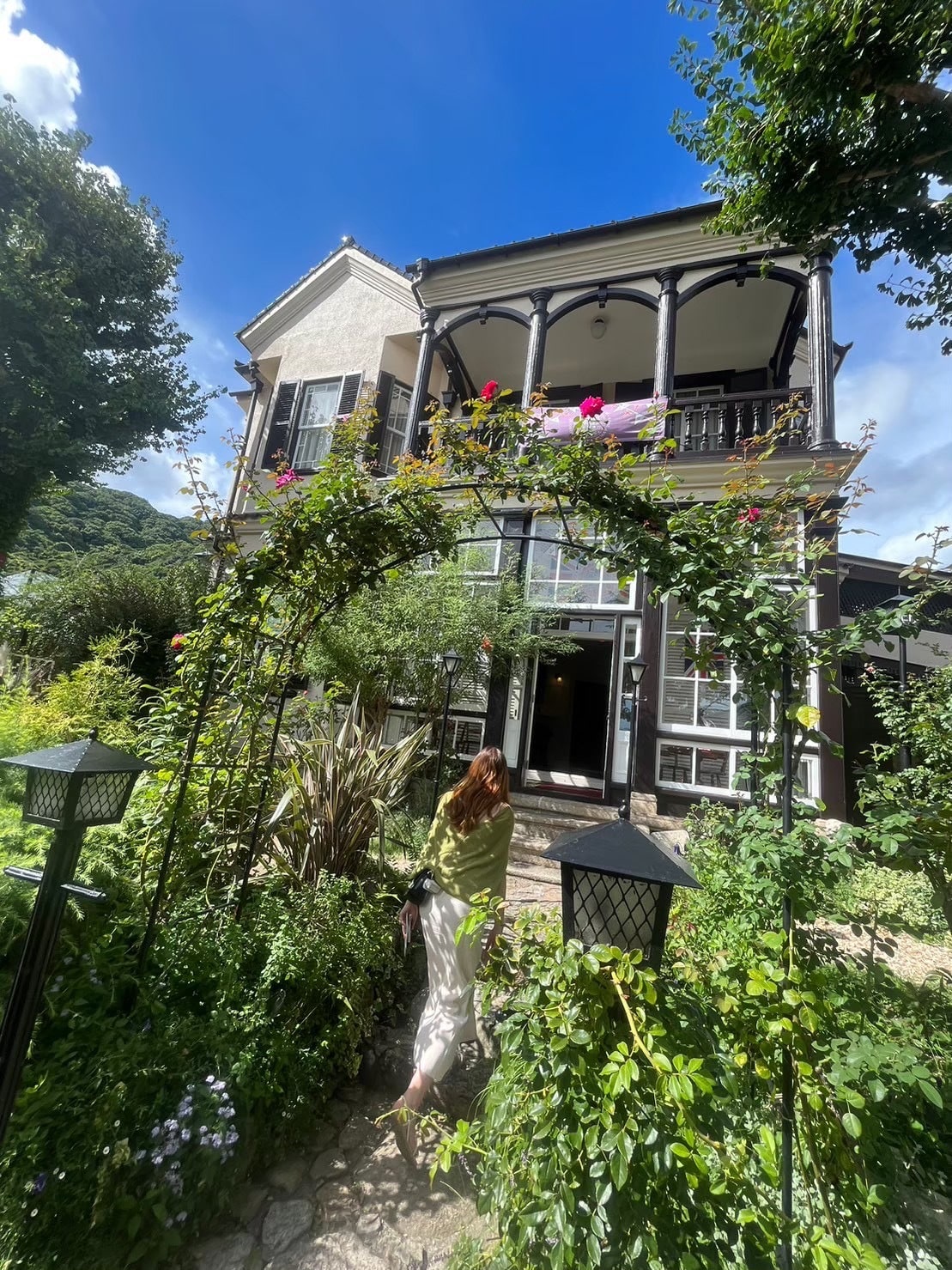 緑あふれる英国館の庭の写真。