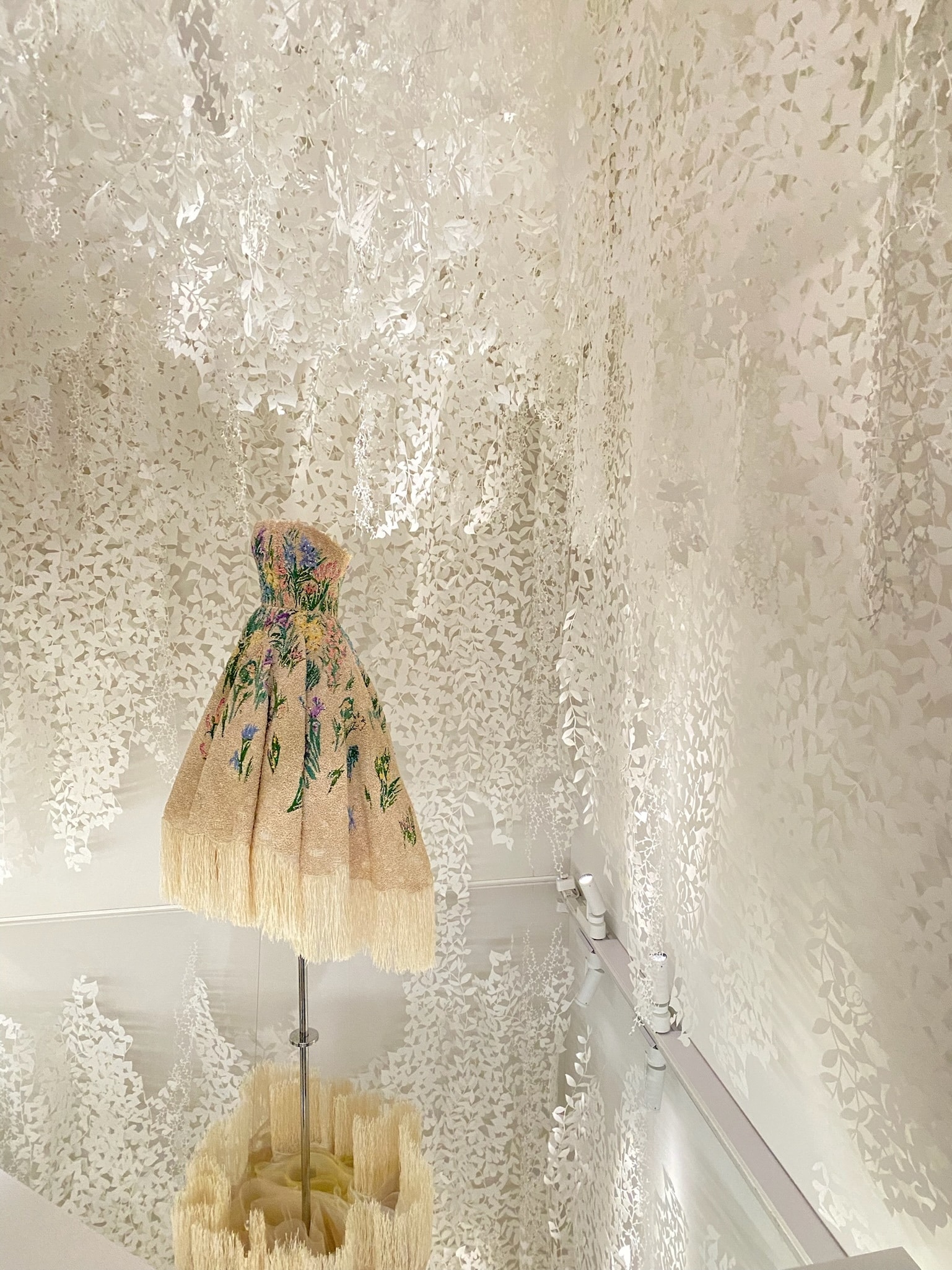 「ミス ディオールの庭」の展示風景