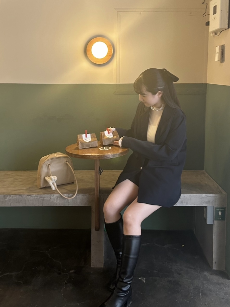 ネイビージャケット×黒の短パン×ロングブーツのコーデ