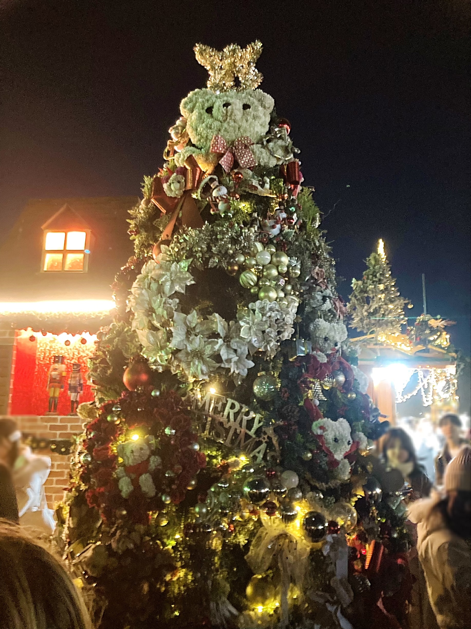 『東京クリスマスマーケット2023 in 明治神宮外苑』クリスマスツリー。くまの飾りがてっぺんに。