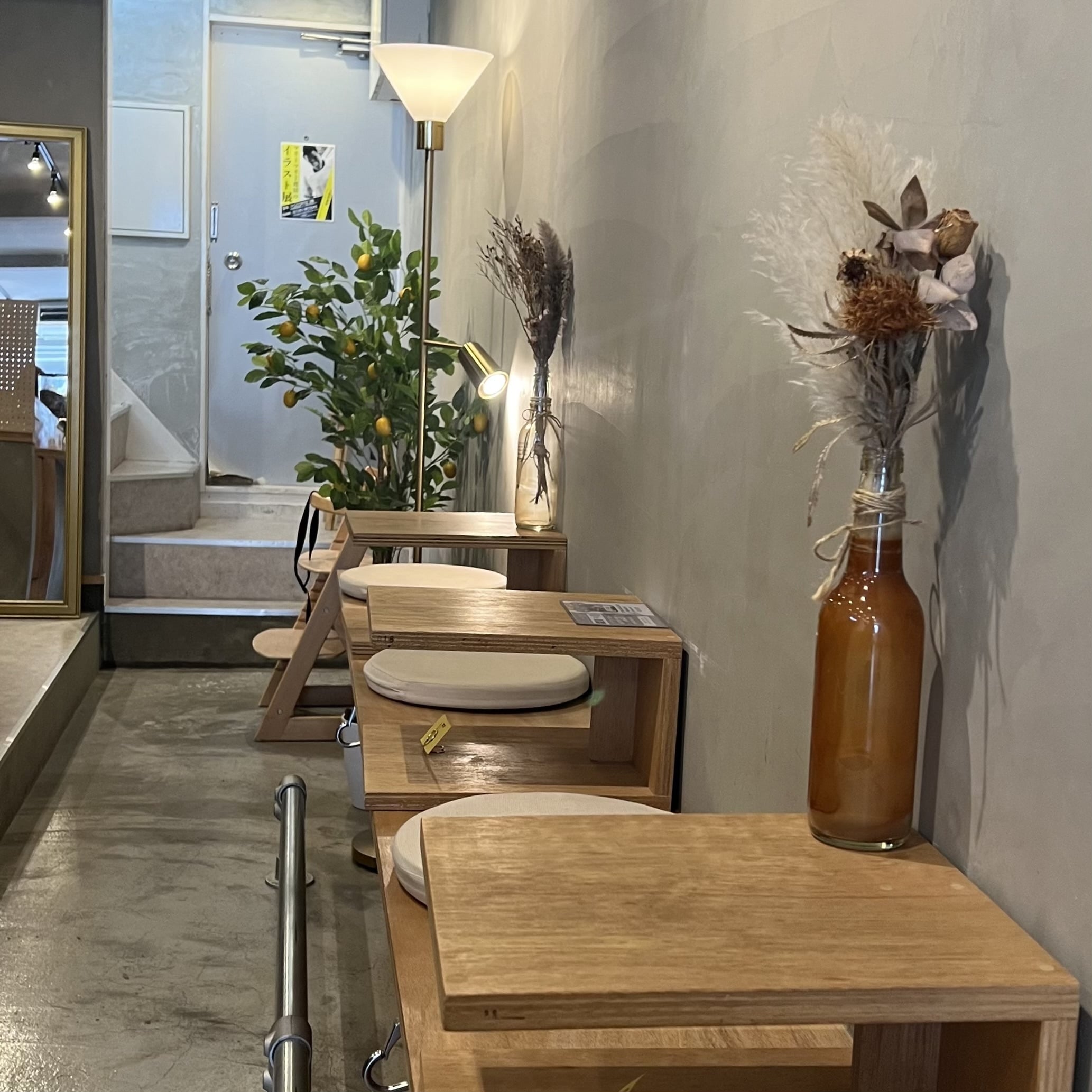 椅子とドライフラワー