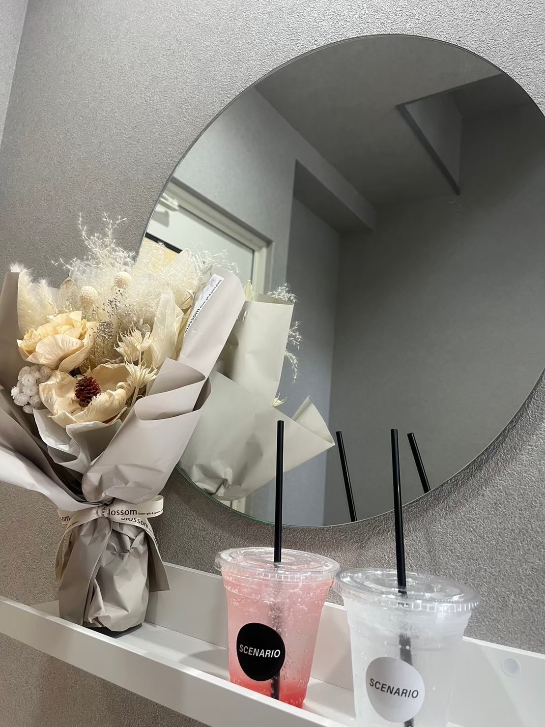 店内で鏡の前にドリンクを置いて撮った写真