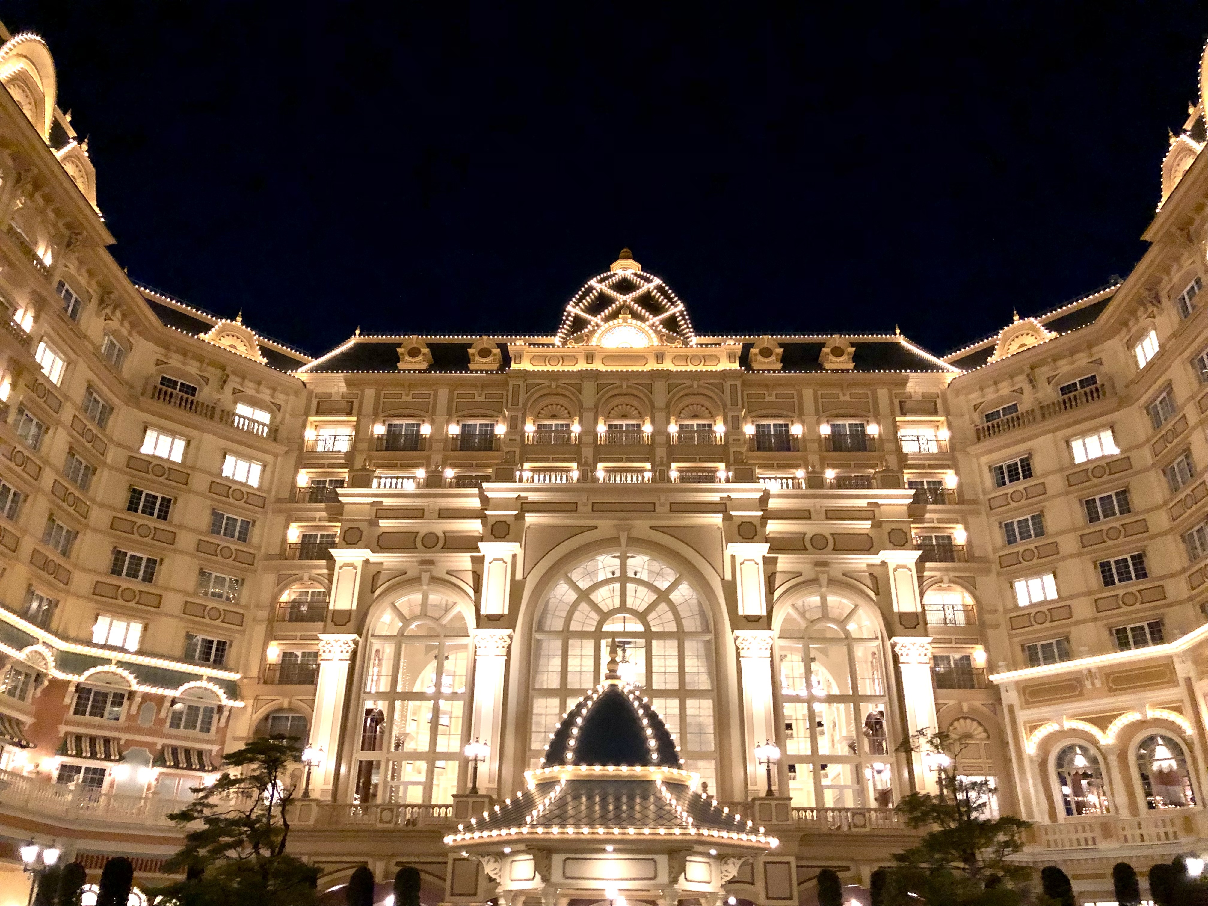 夜　ホテル　外観