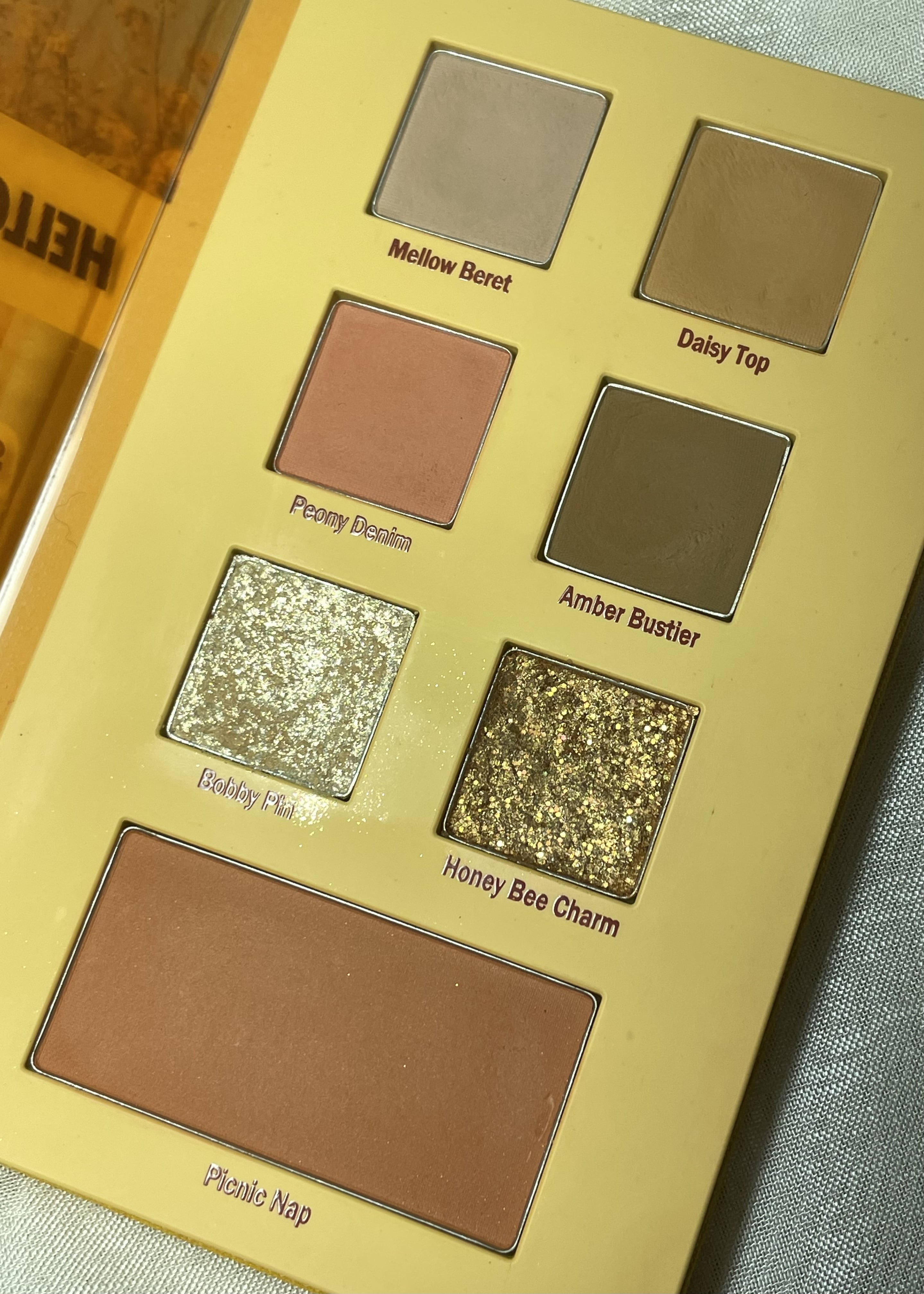 espoir（エスポア）2021 F/Wルックブックパレット Honey Mellow 中身