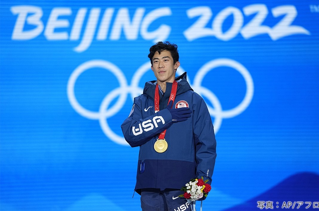 北京オリンピックの表彰式で金メダルを手にしたネイサン・チェン選手
