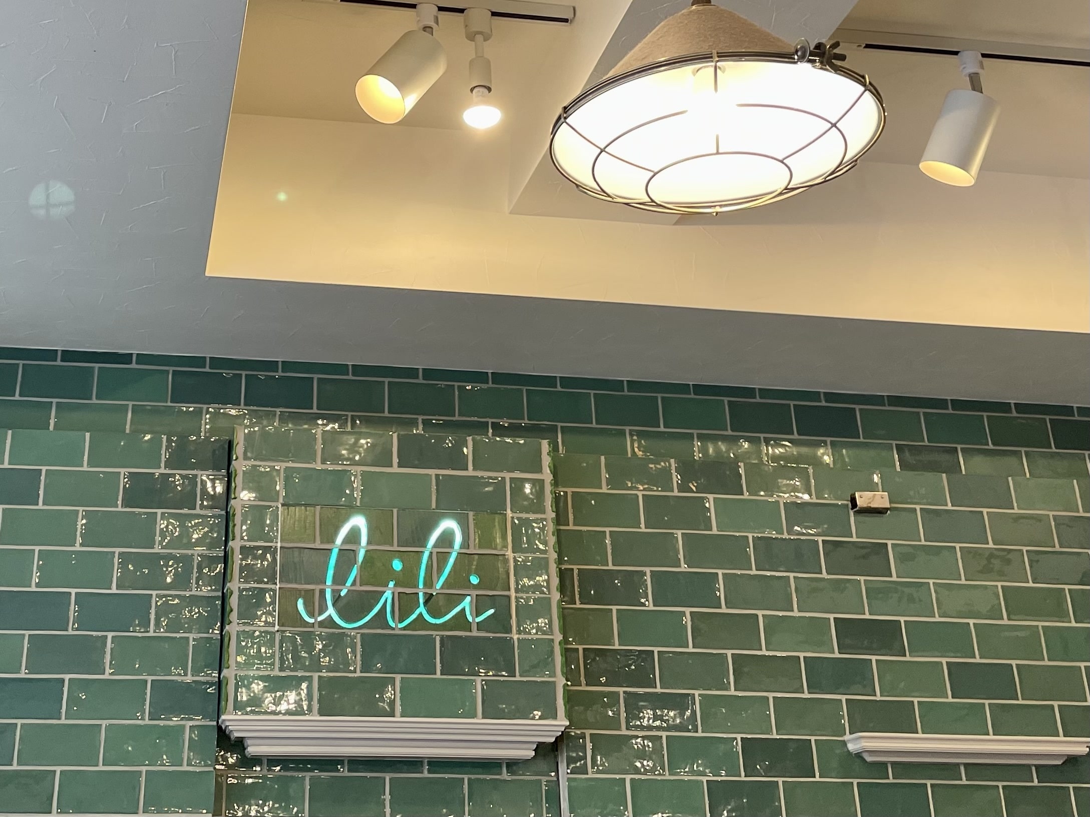 lili 池袋 カフェ 店内
