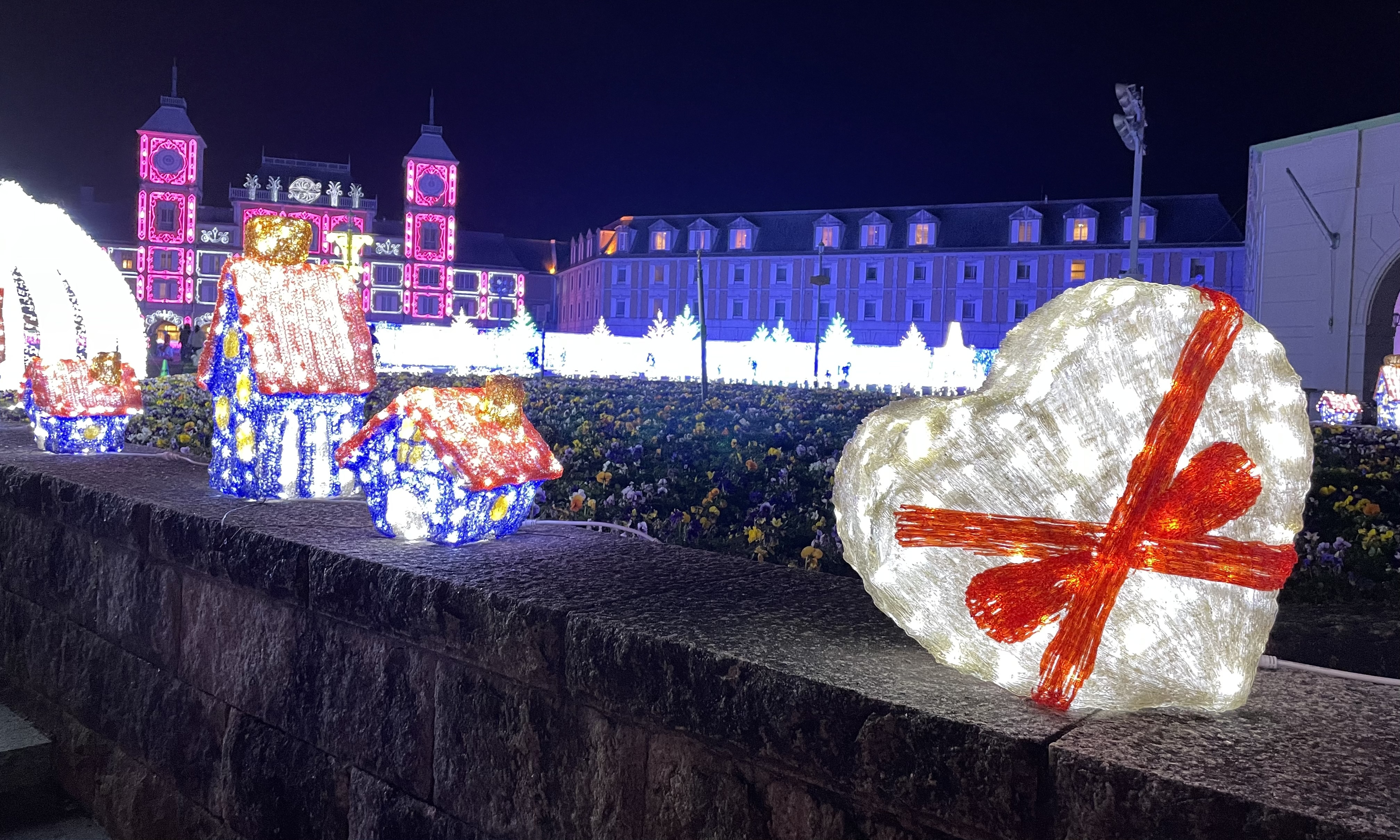 2022 神戸イルミナージュ　プレゼント型の置物　家型の置物